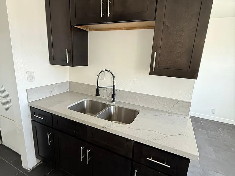 10705 S Figueroa St #7 — Photo 1