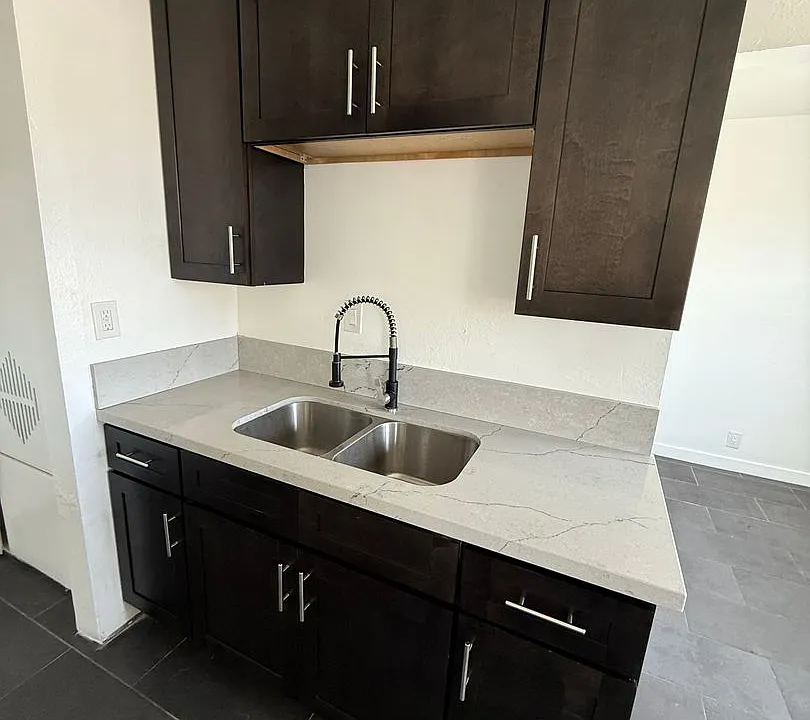 10705 S Figueroa St #7