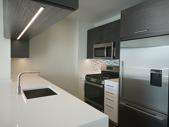 4th image of 555 10th Ave APT 16D