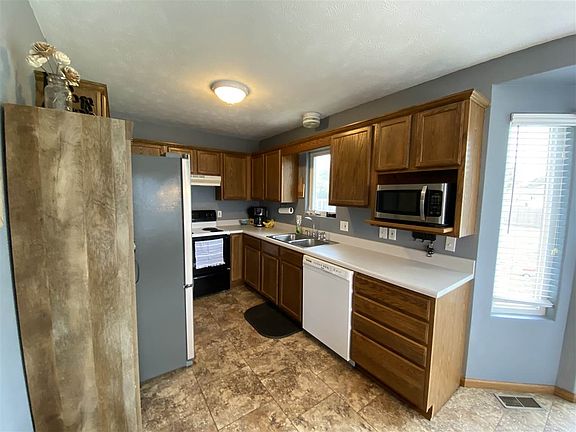 5th image of 421 Runyan Ave