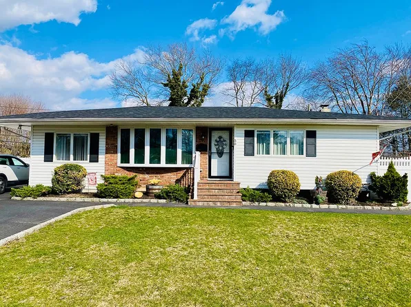 56 Bayberry Dr, Saint James, NY 11780