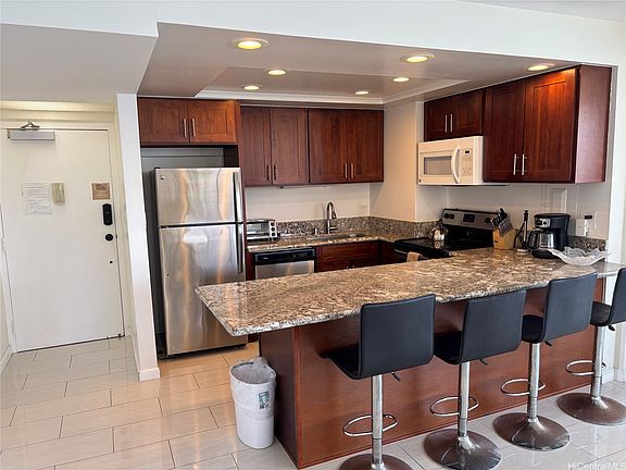 3rd image of 2500 Kalakaua Ave APT 1002
