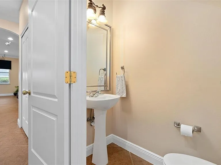 828 Ellwood Ave #J — Photo 12
