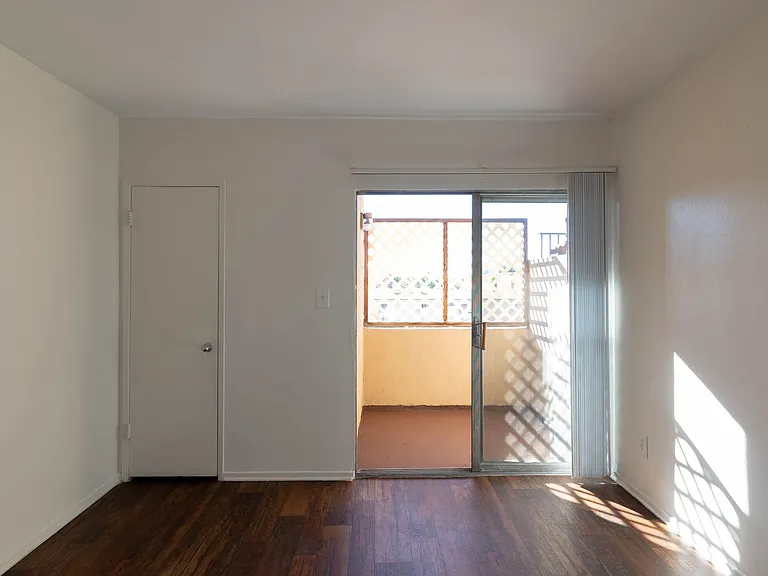 8123 - Sepulveda Apartments — Photo 21