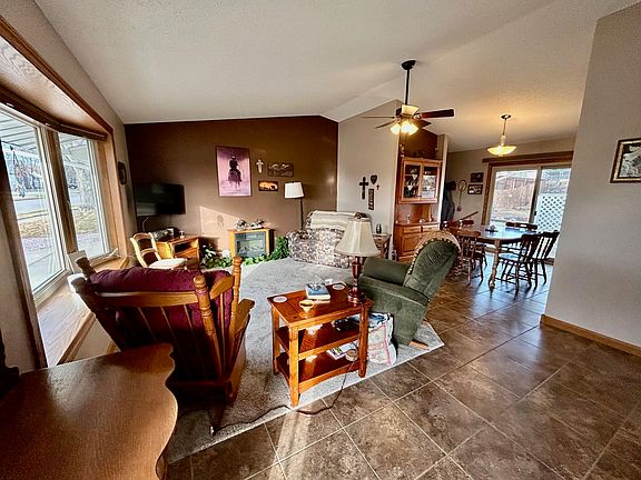4th image of 430 Tamarack Dr