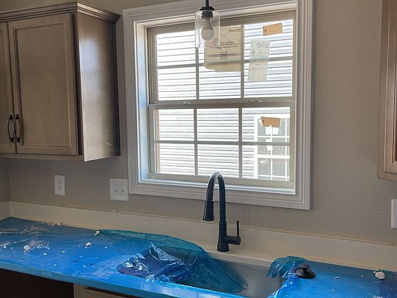 5th image of 820 Lillian Grace Dr