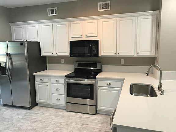 3rd image of 708 Plum Ln