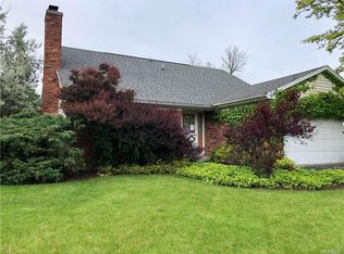 250 Oakbrook Dr, Williamsville, NY 14221