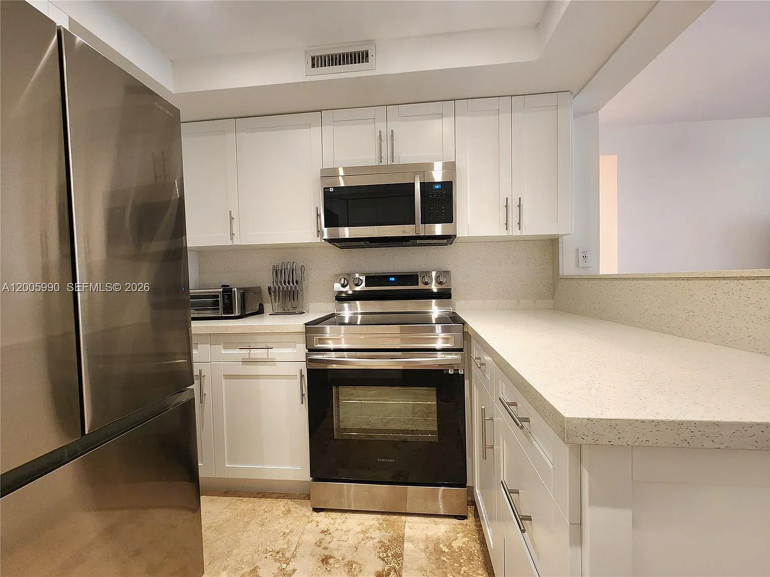 Alexander Towers Condo — Photo 2