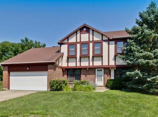 8 Montauk Ln, Vernon Hills, IL 60061