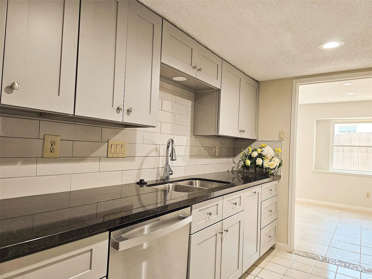 4 bed, 3.0 bath, 2256 sqft, $2,200 — Photo 4