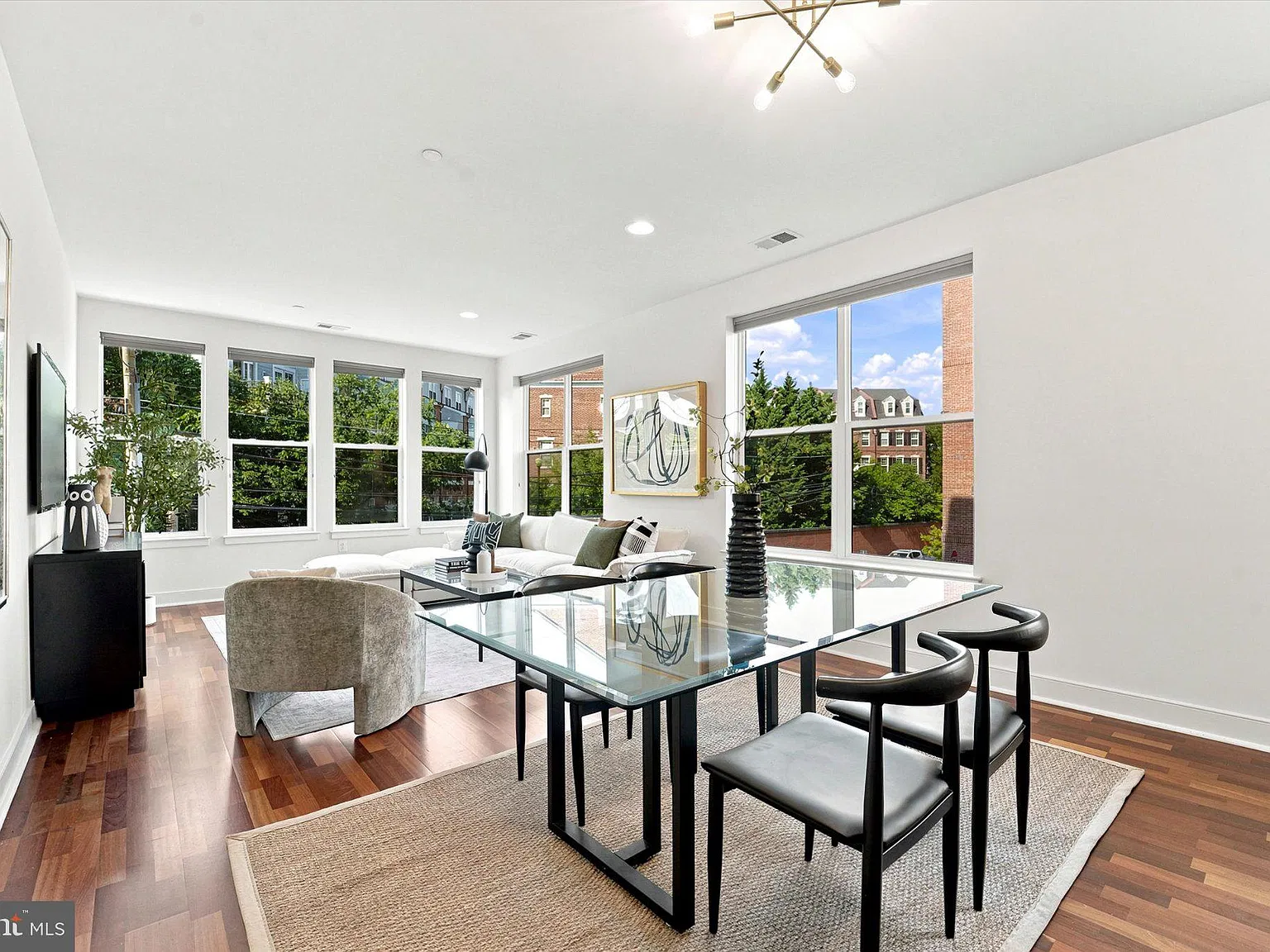 2 bed, 2.0 bath, 1379 sqft, $3,900 — Photo 3