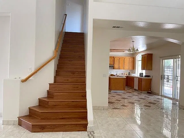 4 bed, 1909 sqft, $3,200 — Photo 2