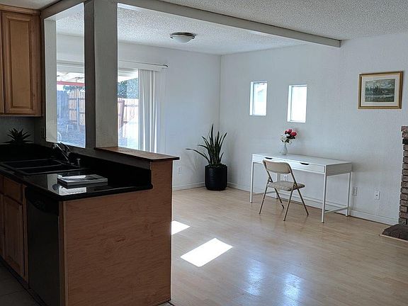 5th image of 210 Yosemite Dr