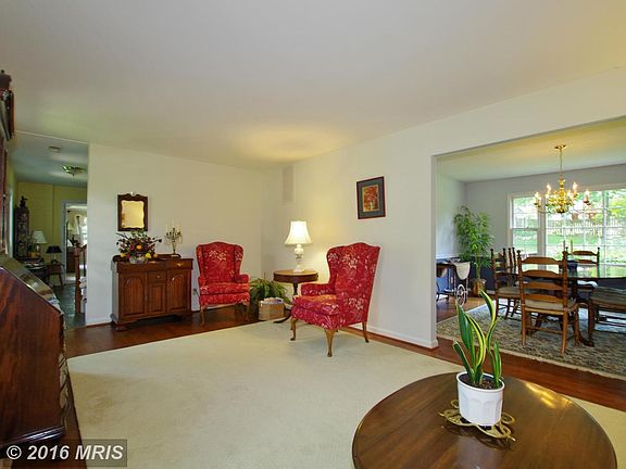 5th image of 3628 Queen Mary Dr