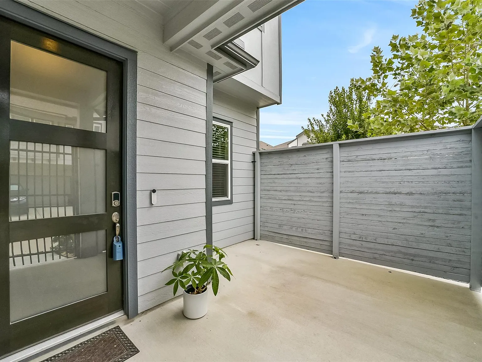 3 bed, 3.0 bath, 2331 sqft, $3,300 — Photo 4