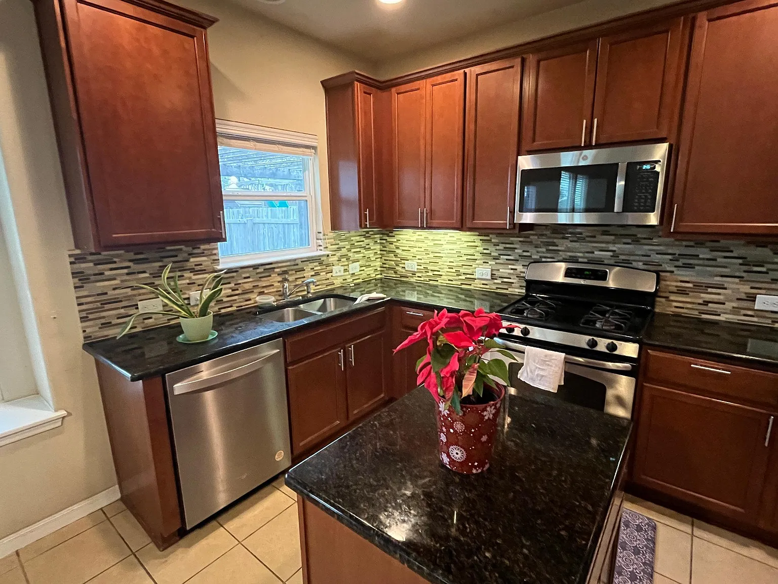 3 bed, 1906 sqft, $2,400 — Photo 3