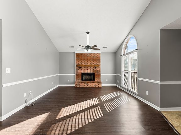4th image of 394 Lee Road 850