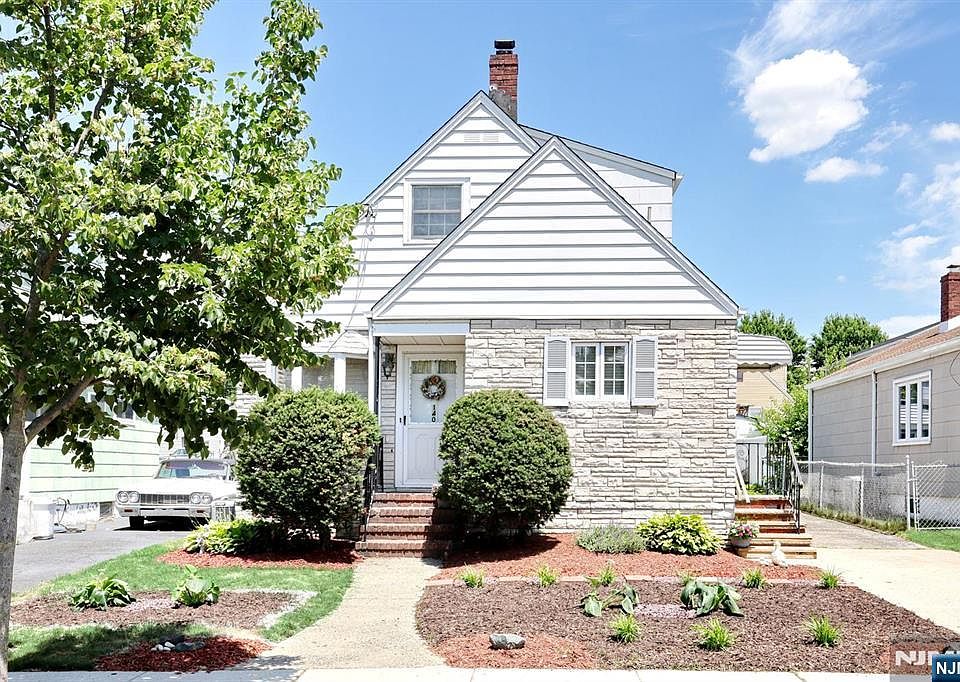 1st image of 140 Carlyle Ct