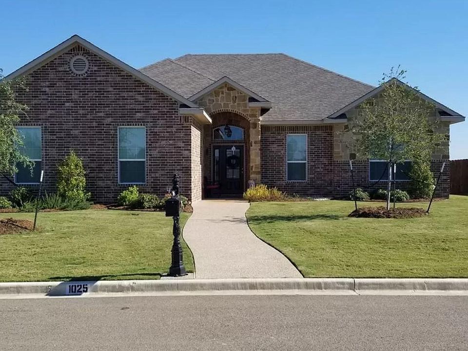 This is the exterior of the home across the street same floor plan as mine was still under construction when I was taking these pictures. I need to get updated pictures!