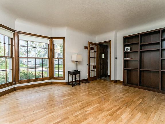 3rd image of 1637 Wildwood Dr NE