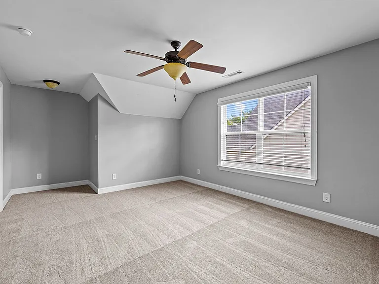 175 Colonial Ct — Photo 17