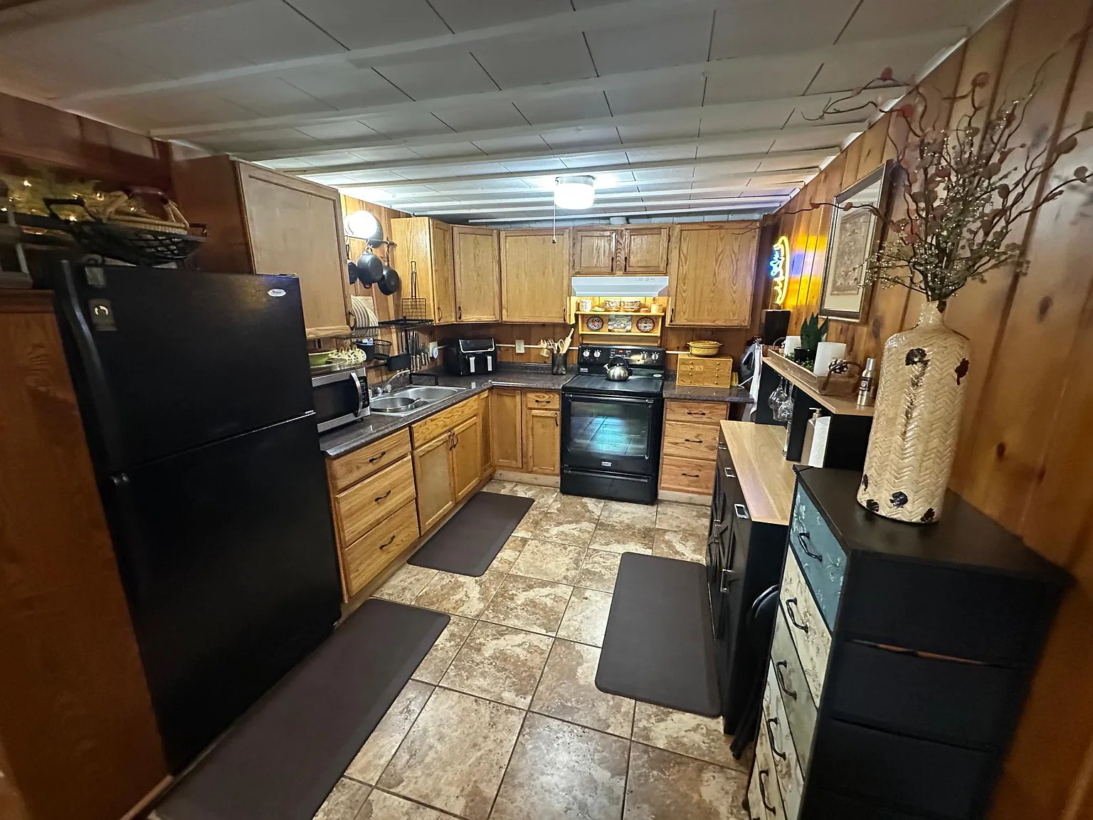1 bed, 1.0 bath, 1164 sqft, $988 — Photo 2