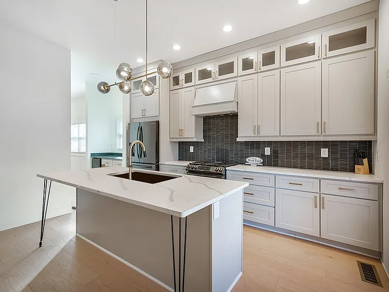 1321 Oak St SW — Photo 13