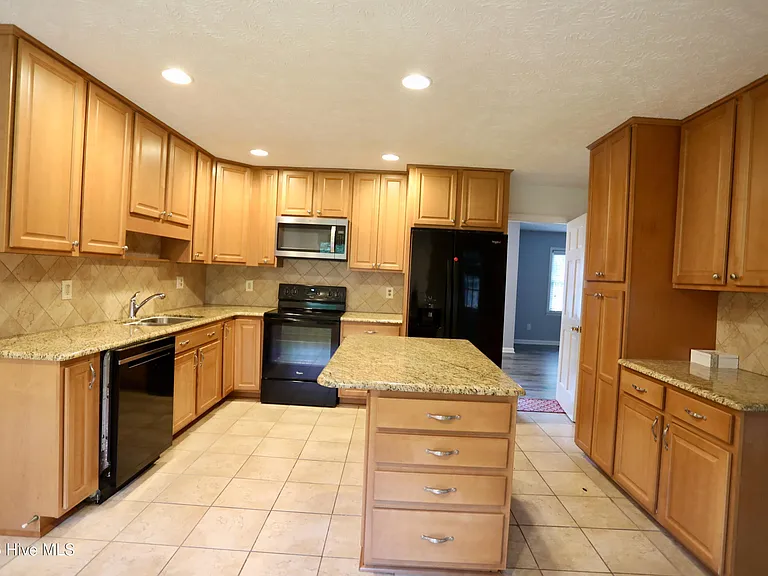 202 Haldane Dr — Photo 11