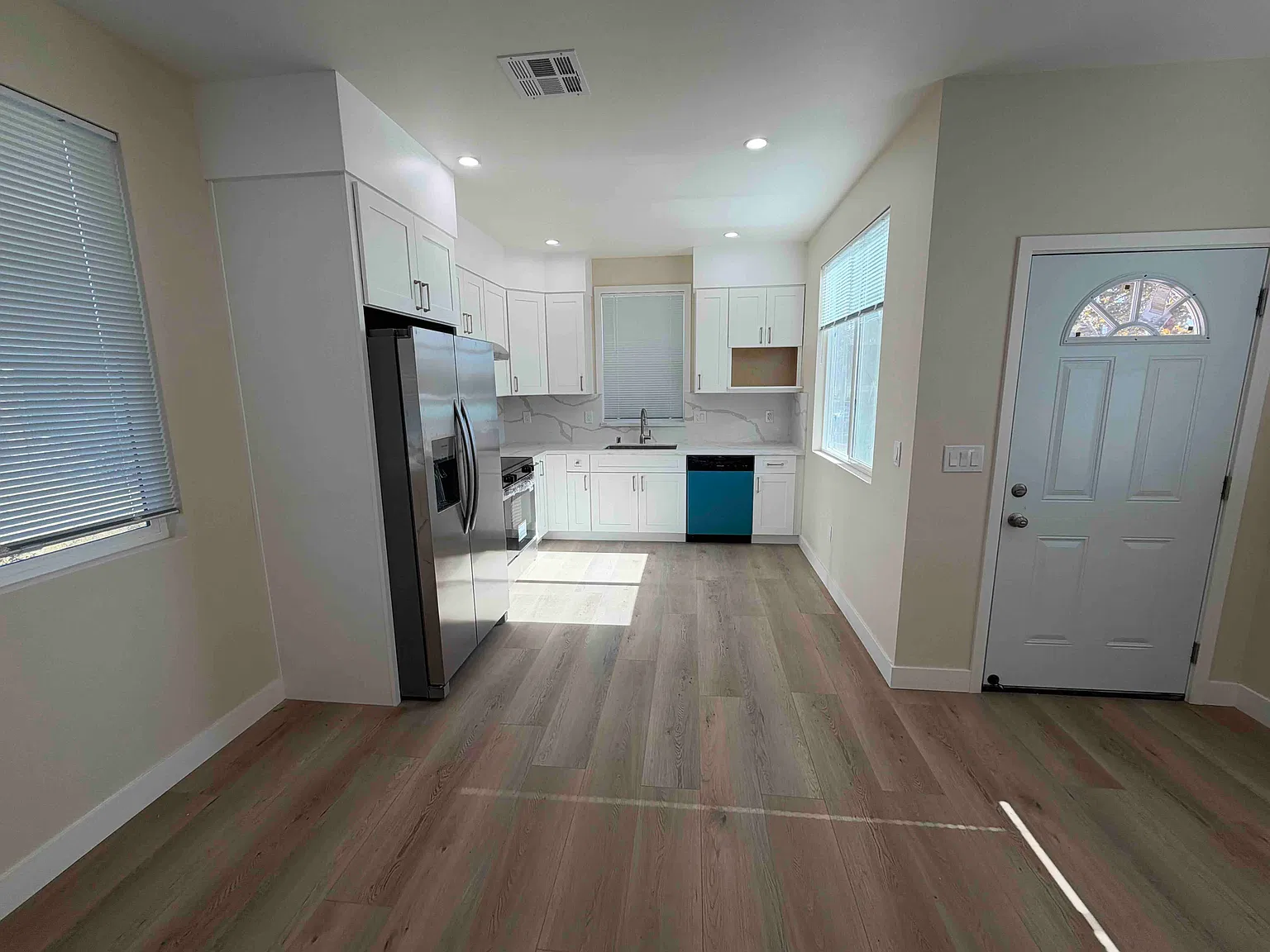 3 bed, 1000 sqft, $3,990 — Photo 3