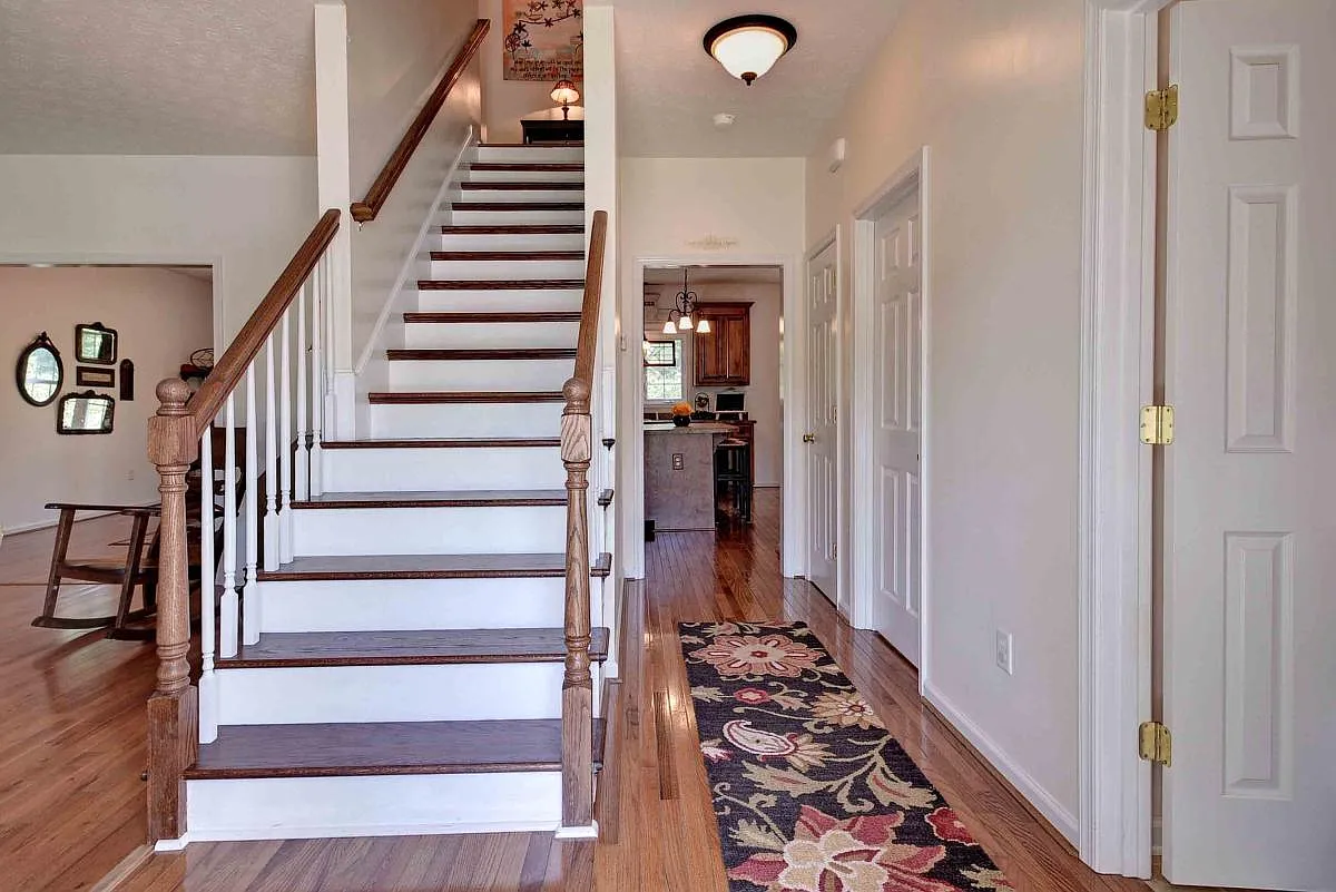 entrance foyer - Bluffs Cir