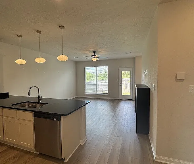 1340 Kingsgate Dr — Photo 7