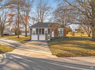 8636 Cedar Niles Rd, Lenexa, KS 66227