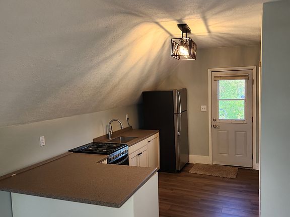 3rd image of 915 1/2 S 8th St #915-1/2