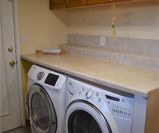 4th image of 7 Robbins Ln APT B