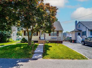 17 Meade St, Sewaren, NJ 07077