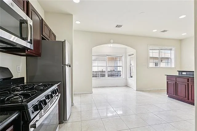 4 bed, 3.5 bath, 1400 sqft, $3,295 — Photo 4