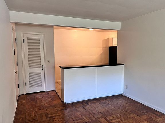 4th image of 2750 Linshaw Ct APT 1