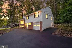 4 bed, 2.5 bath, 2712 sqft, $3,300 — Photo 2