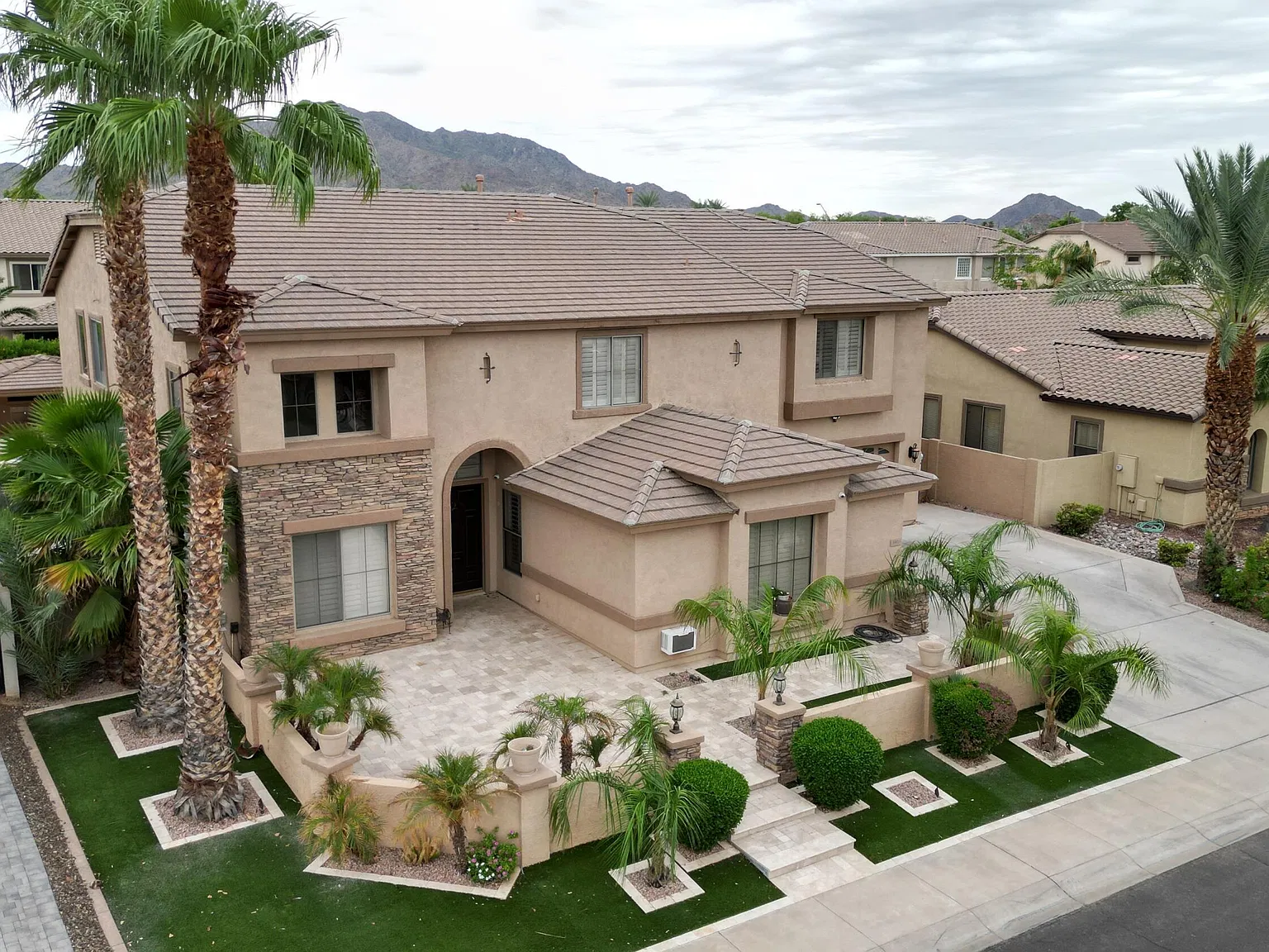 6 bed, 4.5 bath, 4830 sqft, $5,400 — Photo 1