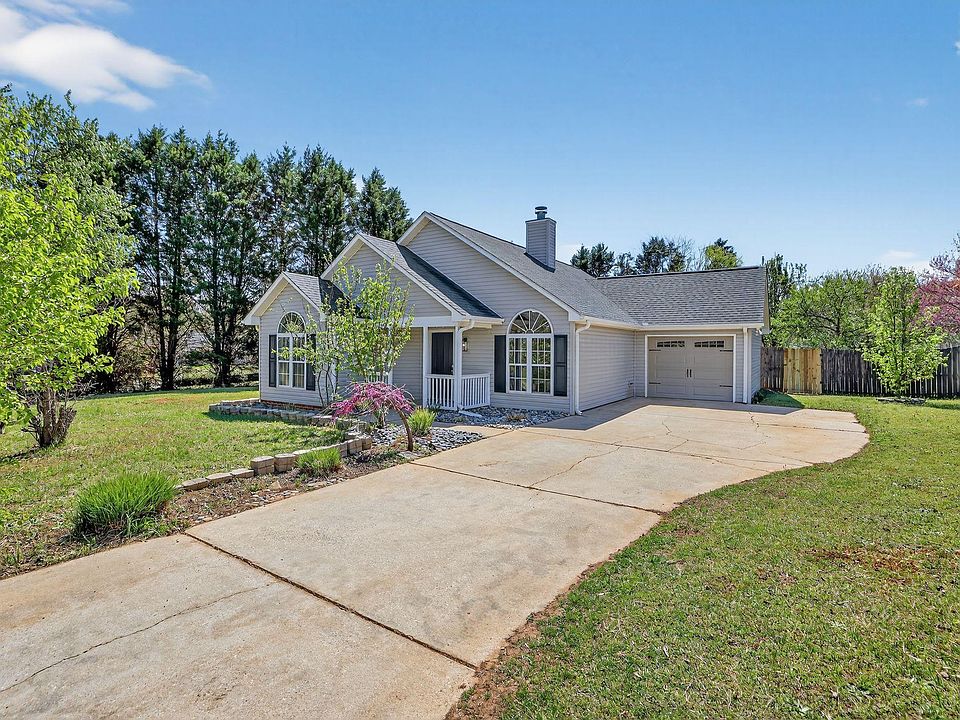 1st image of 304 Golden Leaf Ln