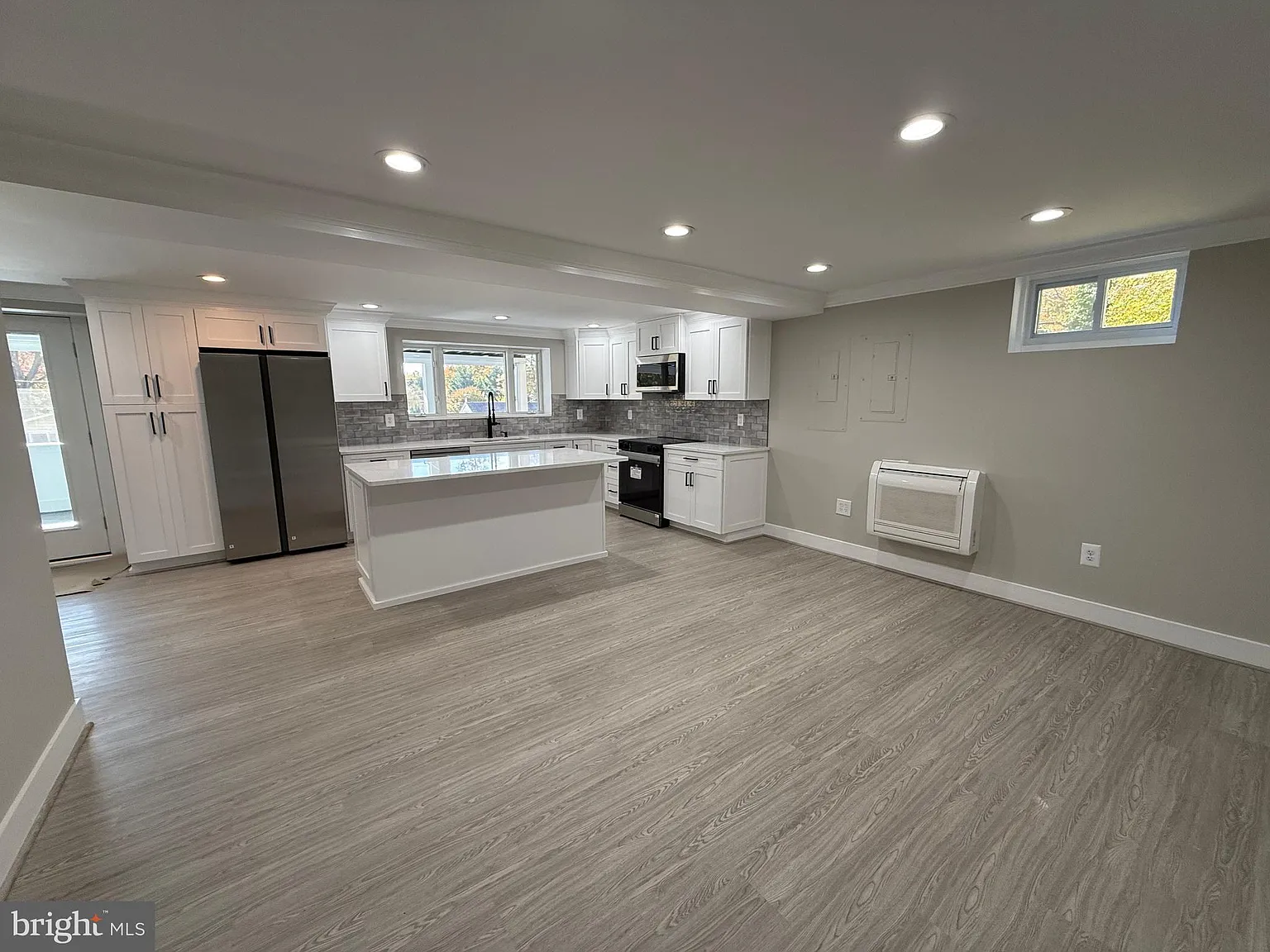 3 bed, 3.5 bath, 1760 sqft, $4,400 — Photo 3