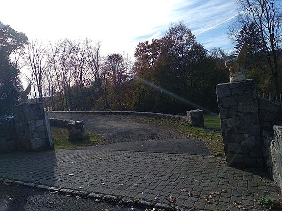 Bottom driveway to the garage