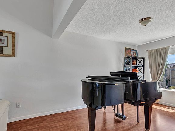 4th image of 832 Tulare Cir