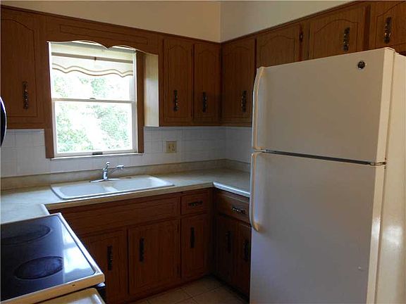 4th image of 624 Warden St