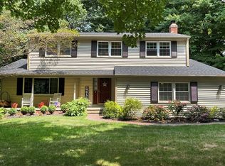 17265 Creighton Dr, Chagrin Falls, OH 44023