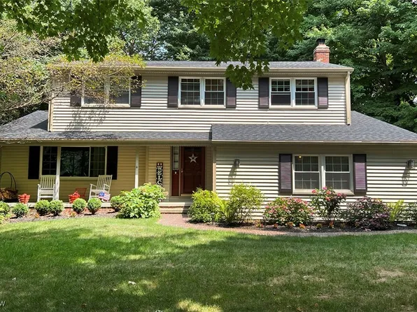 17265 Creighton Dr, Chagrin Falls, OH 44023