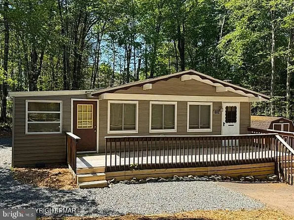 241 Champlain Dr, Tobyhanna, PA 18466