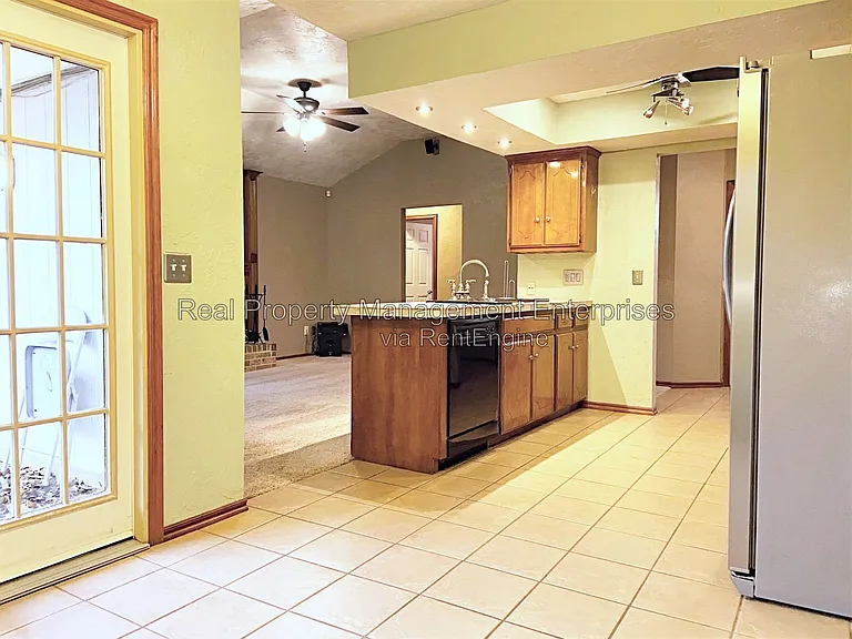 204 W 10th St — Photo 17