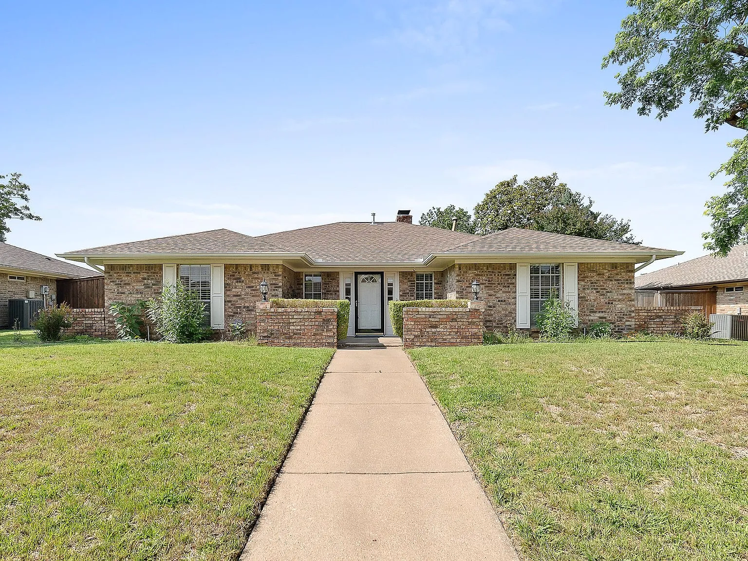 3 bed, 2.0 bath, 2251 sqft, $3,000 — Photo 1